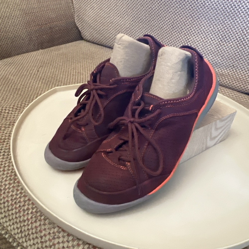 Clarks Womens Size 8.5 Asney Lace Sneakers Shoes Lace Up Plum